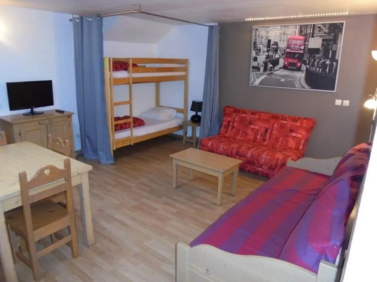 Studio Cosy Pour 4 Pers Avec Wi-Fi En Front De Neige, Montgenevre - Animaux Acceptes - Fr-1-266-85 0*,  France